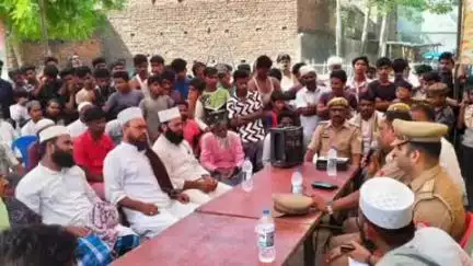 पडरौना: कुशीनगर में शांति व्यवस्था बनाए रखने के लिए पुलिस प्रशासन पूरी तरह सतर्क, क्षेत्र में पीस कमेटी की गई बैठकें