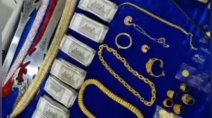 रायपुर: सिविल लाइन थाना में प्रेस कॉन्फ्रेंस में बताया गया, विरेन्द्र सिंह तोमर के घर से 5 लोहे की तलवार और लाखों रुपये ज़ब्त