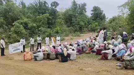 ధర్మారం: పత్తిపాకలో పర్యావరణ పరిరక్షణపై ఉపాధి కూలీలకు అవగాహన కల్పించిన పంచాయతీ సెక్రటరీ కిరణ్