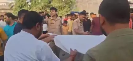 उरई: उरई झांसी चुंगी पर ट्रक ने बाइक सवार को रौंदा, दर्दनाक मौत से मचा कोहराम, पुलिस कार्रवाई में जुटी