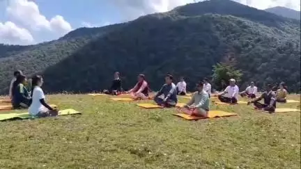 टिहरी: आयुष विभाग की टीम ने मशहूर पर्यटन स्थल नाग टिब्बा में हरित योग कार्यक्रम का किया आयोजन