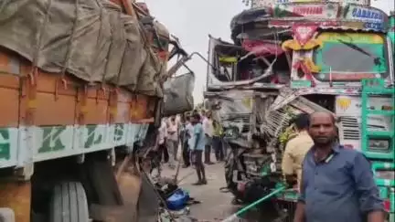 హుజూరాబాద్: తుమ్మనపల్లి సమీపంలోని కెనాల్ బ్రిడ్జిపై ఎదురెదురుగా ఢీకొన్న రెండు లారీలు, డ్రైవర్ మృతి