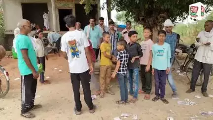 छिबरामऊ: दशहरा पर्व को लेकर श्रद्धा भाव से श्रद्धालुओं ने जगह-जगह पर भंडारा एवं मीठे पानी को वितरित किया