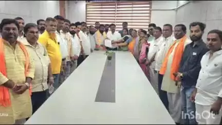 लातूर: 'क्या हुआ, तेरा वादा?' शिवसेना उबाटाचा सरकारला सवाल : जिल्हाधिकाऱ्यांमार्फत मुख्यमंत्र्यांना दिले निवेदन