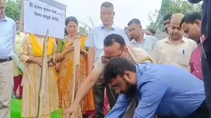 নগাঁও: কামাখ্যা গাঁৱত আজি বিশ্ব পৰিবেশ দিৱস উদযাপন, উপস্থিত জিলা আয়ুক্ত নৰেন্দ্ৰ কুমাৰ শ্বাহ, জিলা আৰক্ষী অধীক্ষক