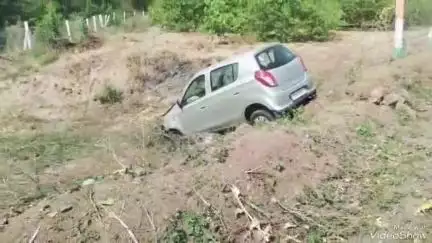 સિહોર: સોનગઢ નજીક કાર રોડ ઉપરથી ઉતરી ગઈ.. સ્ટેરીંગ પરથી કાબુ ગુમાવતા. ડ્રાઇવર નો આબાદ બચાવ