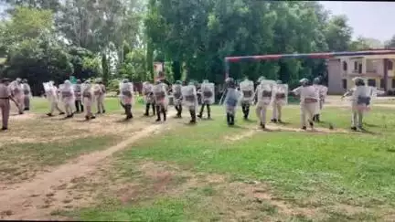 चंदवारा: चंदवारा में बकरीद पर्व को लेकर पुलिस द्वारा मॉक ड्रिल का आयोजन