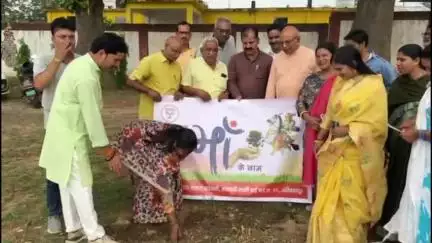 अंबिकापुर: एक पेड़ मां के नाम अभियान की हुई शुरुआत, वार्ड 9 में लगाए गए पौधे