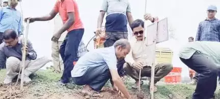 পটাশপুর ১: গোপালপুরে আয়োজিত বৃক্ষরোপণ কর্মসূচিতে উপস্থিত পঞ্চায়েত সমিতির সহ-সভাপতি বিনয় পট্টনায়ক