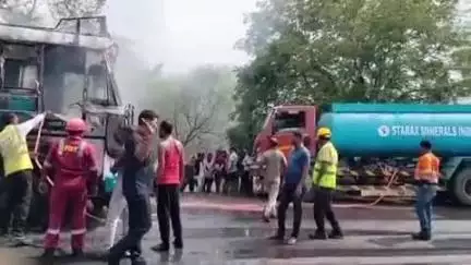 बलौदाबाज़ार: बलौदाबाजार भाटापारा रोड में चावल से भरी ट्क में लगी भीषण आग, बिलाईगढ से चावल भरकर अर्जुनी स्थित गोदाम में रखने जा रहा था