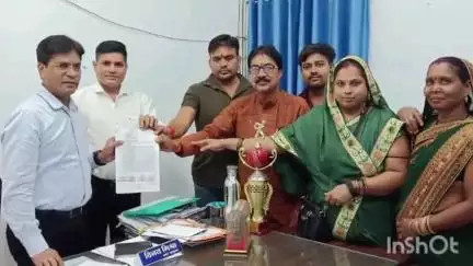 कोरबा: स्ट्रीट लाइट की दशा सुधारने के लिए उपमुख्यमंत्री के नाम सभापति और पार्षदों ने सौंपा ज्ञापन