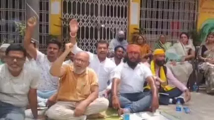 बलिया: बलिया नगर परिषद में मुख्य पार्षद के खिलाफ वार्ड पार्षदों ने किया विरोध प्रदर्शन