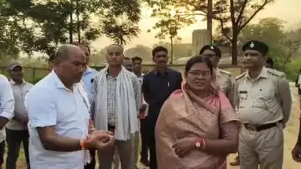 सामरी कुसमी: सामरी विधायक उद्धेश्वरी पैकरा ने छग माटीकला बोर्ड के अध्यक्ष शम्भूनाथ चक्रवर्ती से विभिन्न मुद्दों पर की चर्चा