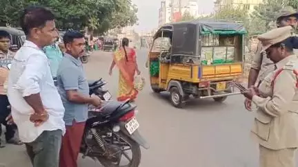 గుడివాడ బస్టాండ్ సెంటర్ వద్ద వాహన తనిఖీలు, రికార్డులను పరిశీలించి, పెండింగ్ చలానాలను చెల్లించాలని ఆదేశించిన Si జాస్మిన్