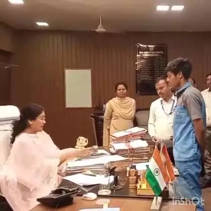 बालोद: कलेक्टर ने संयुक्त जिला कार्यालय बालोद में निजी संस्थानों में नौकरी पाने वाले नवयुवकों को प्रमाण पत्र प्रदान किया