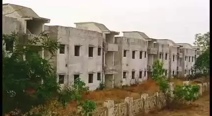 मानिकपुर: मानिकपुर शहरी आवास योजना ठंडे बस्ते में, शासन-प्रशासन के उदासीन रवैये से हो रही जर्जर