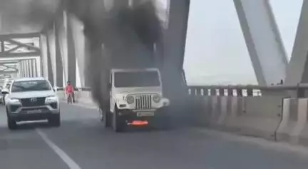 पटना ग्रामीण: पटना: दीघा सेतु पुल पर दो वाहनों की टक्कर के बाद भीषण आग, लोगों ने कूदकर बचाई जान