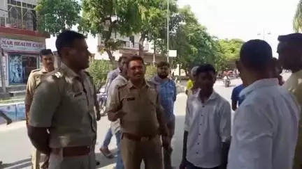 धनौरा: बजरंग दल ने बछरायूं थाने पर प्रतिबंधित पशु कटान के खिलाफ किया हंगामा, दिया धरना