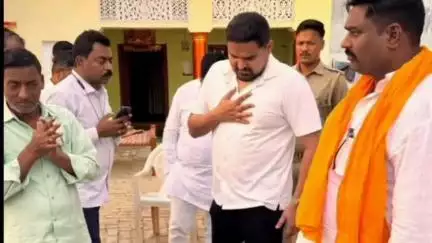 गोंडा: ग्राम पंचायत खिराभा में दुख की घड़ी में मौर्य परिवार के साथ खड़े हुए सदर विधायक प्रतीक भूषण शरण सिंह
