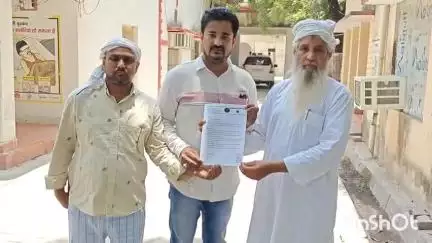 मिर्ज़ापुर: ए आई एम आई एम पार्टी के कार्यकर्ताओं ने बकरीद के त्यौहार को लेकर जिला कलेक्ट्रेट में डीएम को सौंपा ज्ञापन