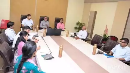 धार: कलेक्टर प्रियंक मिश्रा की अध्यक्षता में आयुष विभाग की समीक्षा बैठक संपन्न