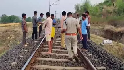 घंसौर: ट्रेन की पटरियों पर मिले 2 युवकों के शव, परिजनों ने लगाया हत्या का आरोप, पुलिस अधीक्षक से जांच की मांग