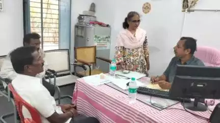 మంత్రాలయం: వల్లూరు లో సచివాలయం సిబ్బంది పనితీరుపై ఆగ్రహం వ్యక్తం చేసిన తెదేపా రాష్ట్ర రైతు సంఘం ప్రధాన కార్యదర్శి అడివప్ప గౌడ్