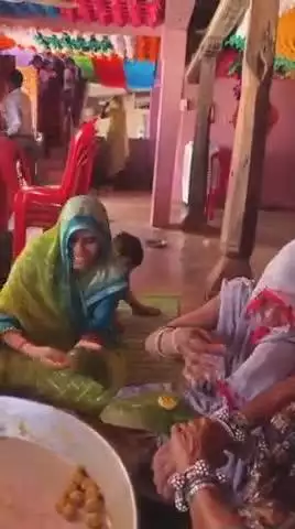 अलीराजपुर: सांसद अनिता चौहान ने गृह ग्राम डोबला झीरी में परिवार संग निभाई परंपरा, बनाए पारंपरिक आने के वड़े