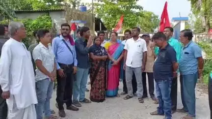 হেমতাবাদ: বিভিন্ন অভিযোগে হেমতাবাদ বিদ্যুৎ দপ্তরে বিক্ষোভ বাম ও কংগ্রেস নেতৃত্ব দের 
#jansamasya