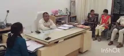चतरा: चतरा अपर समाहर्ता कार्यालय में 'एक युद्ध नशे के विरुद्ध' विषय पर त्रैमासिक समीक्षा बैठक संपन्न