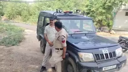 दतिया नगर: गौड़ बाबा कॉलोनी में अज्ञात कारणों से किशोरी ने फांसी लगाकर की आत्महत्या, जिला अस्पताल में हुआ पोस्टमार्टम