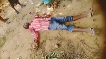 ଛେଣ୍ଡିପଦା: ଷେଣ୍ଢା ଗ୍ରାମରେ ମଦ ବୋତଲରେ ହାତ କାଟି ଆତ୍ମହତ୍ୟା ଉଦ୍ୟମ କଲେ ଯୁବକ, ରକ୍ତ ଜୁଡୁବୁଡୁ ଅବସ୍ଥାରେ ଛେଣ୍ଡିପଦା ମେଡିକାଲରେ ଭର୍ତ୍ତି l