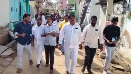 హిందూపురం పట్టణంలోని సత్యనారాయణపేటలో వార్డు పర్యటన చేసిన మున్సిపల్ చైర్మన్ మరియు మున్సిపల్ సిబ్బంది