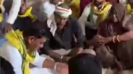बड़वानी: जयस अध्यक्ष व विधायक डॉ. अलावा ने लिंबई में मृतकों के परिजनों से की चर्चा