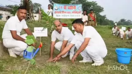 पीपराकोठी: विश्व पर्यावरण दिवस पर गुरुवार को एसएसबी कैम्प में 71वीं बटालियन कमांडेंट की अगुवाई में पीपराकोठी में पौधरोपण किया गया