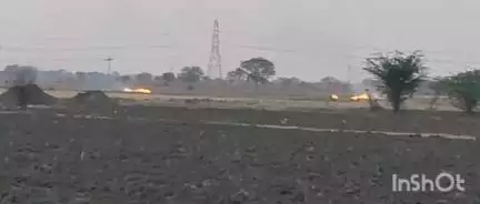उरई: डकोर थाना क्षेत्र के एक खेत में अज्ञात कारणों से लगी आग, ग्रामीण आग बुझाने में जुटे