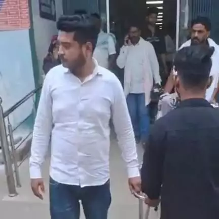 दुर्गावती: मरिचांव गेट के पास ऑटो की टक्कर में डूमरी गांव के तीन युवक घायल, दो की हालत गंभीर