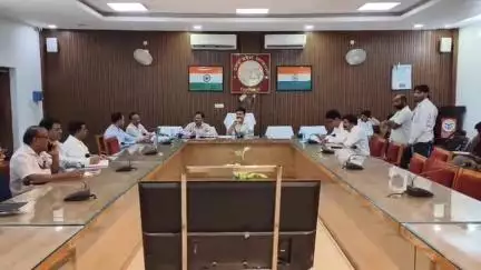 सहारनपुर: कलेक्ट्रेट सभागार में डीएम ने सीएम युवा की प्रगति के लिए अधिकारियों और बैंकर्स के साथ की समीक्षा