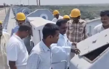 పెద్దవూర: నాగార్జునసాగర్ ట్రస్ట్ గేట్లకు మరమ్మతులు చేపట్టిన అధికారులు