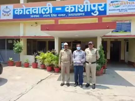 काशीपुर: कोतवाली पुलिस ने हेमपुर डिपो के पास एक आरोपी को अवैध तमंचा और एक जिंदा कारतूस के साथ गिरफ्तार किया