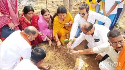 कटनी नगर: विश्व पर्यावरण दिवस पर महापौर, निगमाध्यक्ष और निगमायुक्त ने अमकुही फिल्टर हाउस में किया पौधारोपण