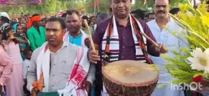 चतरा: ब्राह्मणा गांव के भोगता टोली में आयोजित सरहुल पूजा में राज्य के पूर्व मंत्री हुए शामिल