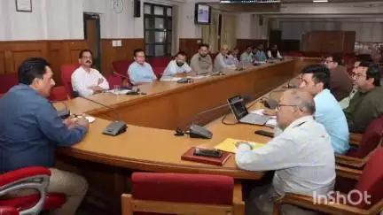 सोलन: जल जीवन मिशन के कार्यान्वयन के संबंध में DC कार्यालय सोलन में DC मनमोहन शर्मा की अध्यक्षता में बैठक आयोजित हुई