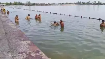 थानेसर: गंगा दशहरा पर कुरुक्षेत्र ब्रह्म सरोवर में उमड़ी श्रद्धालुओं की भीड़, लगाई आस्था की डुबकी