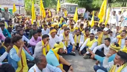 बैतूल नगर: अवैध शराब बिक्री के खिलाफ आदिवासी जयस संगठन का कलेक्ट्रेट के सामने प्रदर्शन