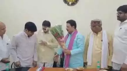 झांसी: भाजपा के जिला उपाध्यक्ष राजकुमार राजपूत ने समाजवादी पार्टी का साथ थामा, सर्किट हाउस में हुई प्रेस वार्ता