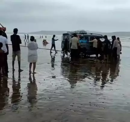 रत्नागिरी: आरे- वारे समुद्रकिनारी पर्यटकांच्या दोन गाड्या अडकल्या
