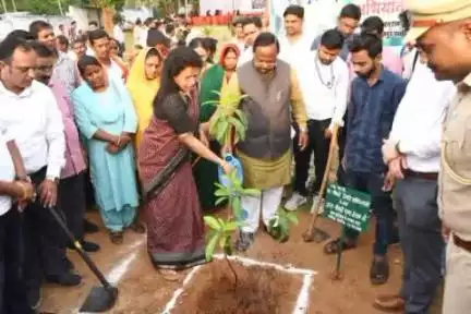 बलरामपुर: विश्व पर्यावरण दिवस के मौके पर भेलवाडीह में आयोजित वृक्षारोपण कार्यक्रम में शामिल हुए कृषि मंत्री नेताम