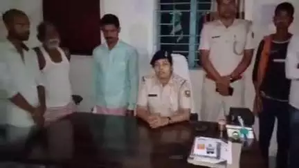 घाट कुसुंभा: घाटकुसुंभा गांव में छापेमारी, थाना अध्यक्ष सोनम कुमारी ने पांच शराबियों को हिरासत में लिया