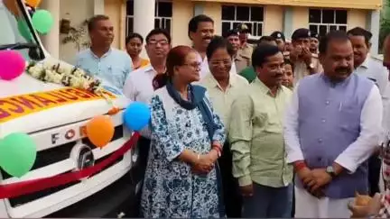 ବୌଦ୍ଧ ସଦର: ଜିଲ୍ଲାପାଳଙ୍କ କାର୍ଯ୍ୟାଳୟ ପରିସରରୁ  ଏସବିଆଇ ପ୍ରଦତ୍ତ ଆମ୍ବୁଲାନ୍ସକୁ ଲୋକାର୍ପଣ କଲେ ସରକାରୀ ଦଳ ମୁଖ୍ୟ ସଚେତକ